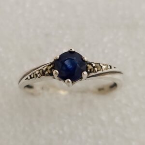 Vintage inspired Sapphire 6-claw solitaire