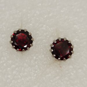 Coronet 7mm Garnet stud